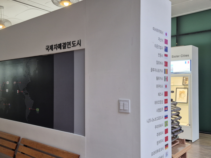 세계가 건넨 인사의 기록, 작은 선물 하나하나에 담긴 우정과 시간의 흔적이 이곳에서 다시 이어지고 있었다.