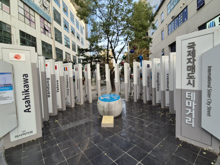 문을 나서면 또 다른 세계, 시청에서 테마거리로 이어지는 길이 펼쳐진다.