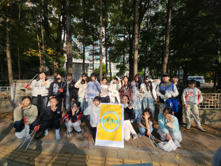 상촌초·수원가온초 봉사단 연합 봉사활동 지역사회 줍깅실시