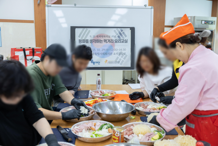 참여자들이 부대찌개를 만드는 모습이다.