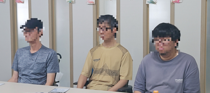 김영수씨가 동료들과 명상치유프로그램에 참여하고 있다. 