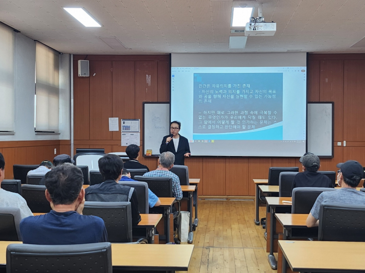 노숙인 인문교양교육수업을 하고 있다.