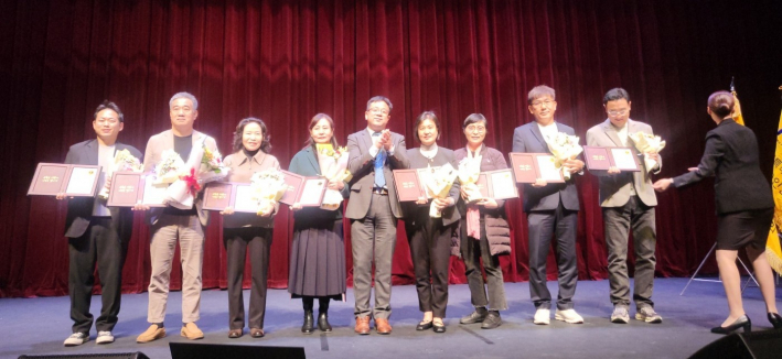 시장상을 받은 수상자들이 함께 김현수 부시장과 함께 기념사진을 찍었다.