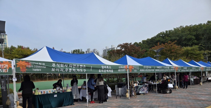 장안구민회관 야외에서 시민 및 참석자들을 위하여 플리마켓 등 다양한 부스가 운영되고 있다. 