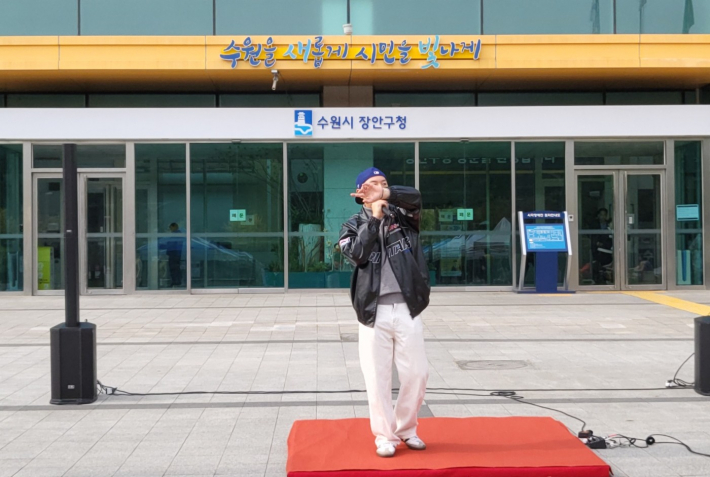 식전 행사로 열린 특별한 공연들이 축제 분위기를 연출했다. 랩 가수 오투가 분위기를 후끈 달구었다.