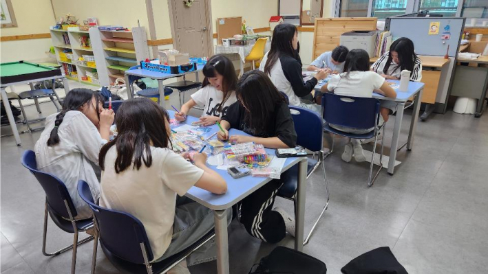 상촌초의 봉사단 학생들이 손편지와 전통 선물을 만들고 있다.