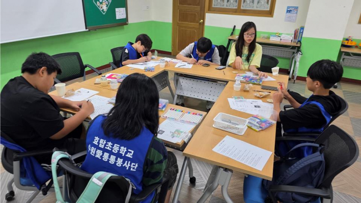 효탑초의 봉사단 학생들이 손편지와 전통 선물을 만들고 있다.