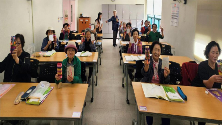 서호노인복지관 어르신들께 전달된 학생들의 선물