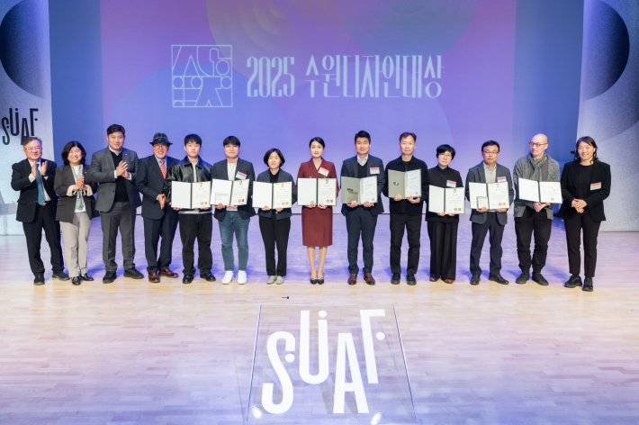 수원디자인대상 수상자들이 기념촬영을 하고 있다.