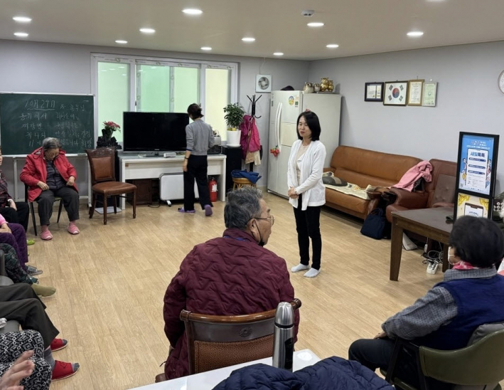 정자1동 경로당을 순회하며 새빛톡톡을 홍보하고 있다