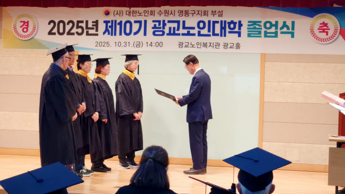 김열경 지회장이 공로상 수상자들에게 수여하고 있는 모습