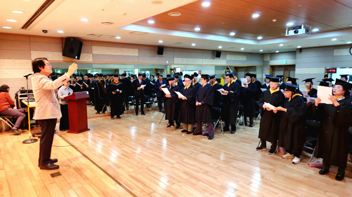 임태경 영통대학장의 지휘아래 교가제창을 하는 모습