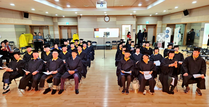 학사모를 쓴 졸업생들의 모습