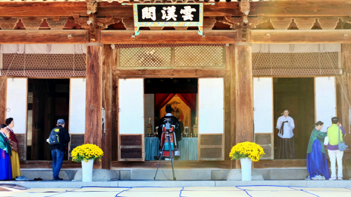 초헌관 김영진 국회의원이 첫 잔을 올리는 장면