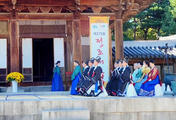 김운기 수원문인협회 회장은 축문을 낭독하고 독축관으로서 장엄한 분위기를 만들었다.