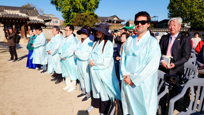 이번 다례에는 시민과 외국인도 함께했다.