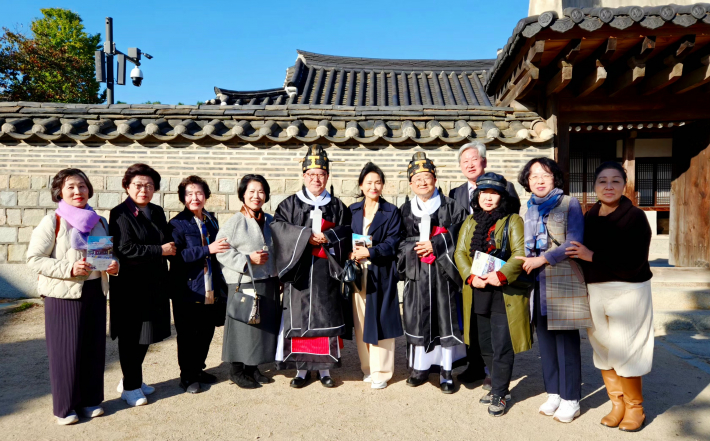 문인협회 회원들과 사진촬영 후 차담시간 가져...