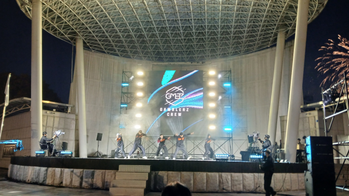 불꽃놀이와 함께 갬블러크루의 축하공연 장면