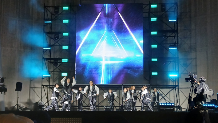 초교생으로 구성된 릭키즈(12명)의 공연 장면