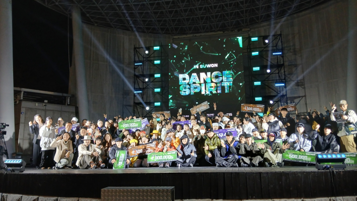 시상식후 단체기념 사진촬영 퍼포먼스 장면