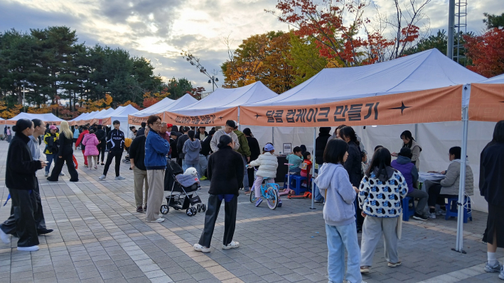 시민들이 다양한 부스에서 체험하는 모습