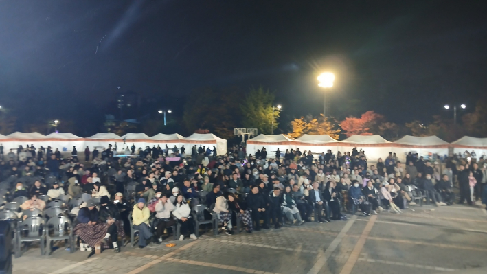 댄스공연을 즐기는 많은 시민들