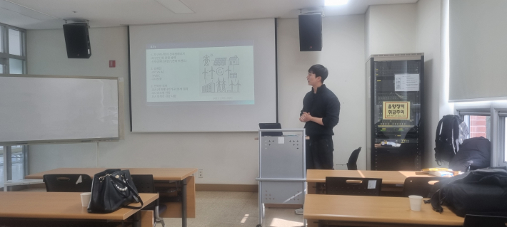 정성엽 대학생 후배시민의 강의 모습이 진지하다.