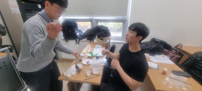 대학생 후배시민이 실습과정을 논의하고 있다. 