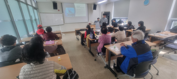 2025년 마무리를 하는  평가회에 참석한 소환지 서포터즈 선배 시민들 