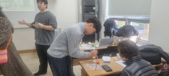 화학 정원을 만드는 과정 속에서 실습을 돕는 후배시민