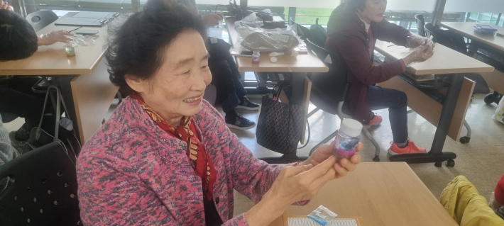 완성된 화학 정원을 보며 미소 짓는 어느 선배시민