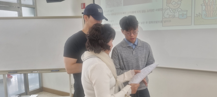 세대공감 인터뷰 준비를 위해 선배시민이 설명하고 있다. 