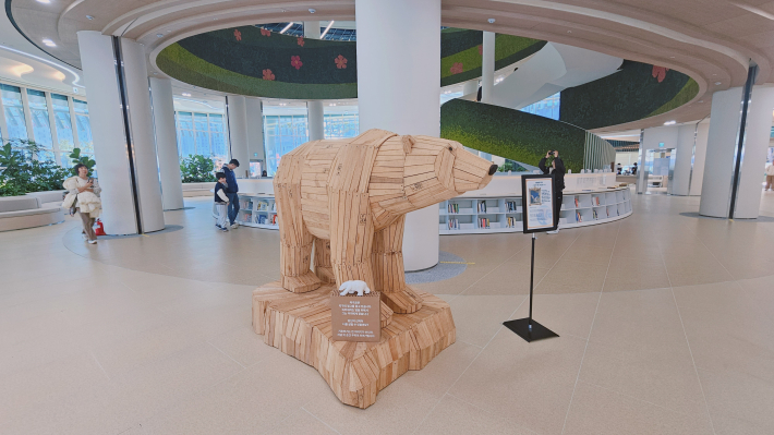 재활용 목재를 이용한 '북극곰 시리즈'