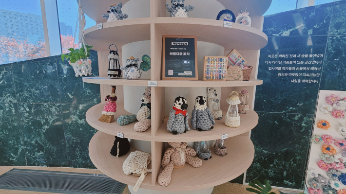 재활용품을 사용해 만든 작품들이 전시된 '아리샵'