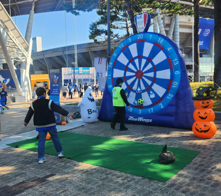 한 어린이 팬이 '축구 다트' 이벤트에 참여하고 있다.