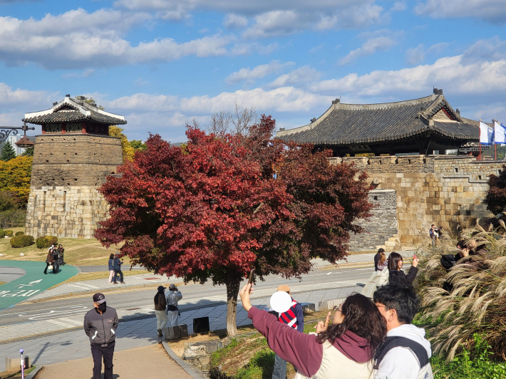 세계문화유산 수원화성에 물든 가을 단풍  