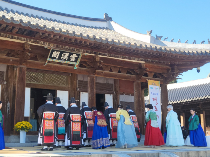 배례 후 반절로 예를 표하고 있다.