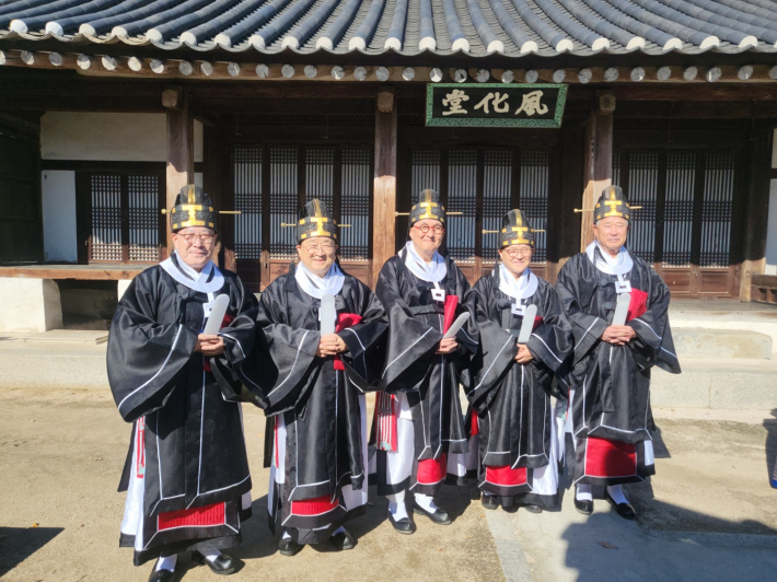 제 참례자들이 의관을 갖추고 의식의 순서를 기다리고 있다(사진 제일 욎쪽 김운기 독축관)