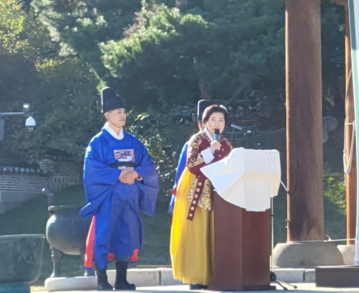 강성금 수원화성예다교육원 원장이 탄신다례 행사의 의미에 대하여 설명해 주고 있다. 