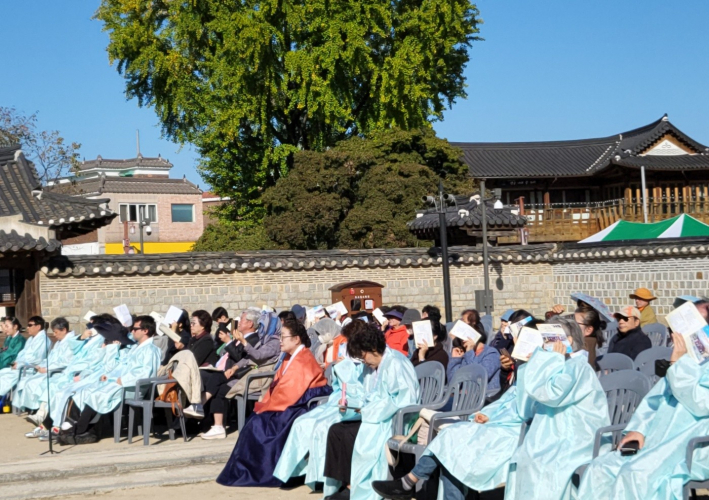 행궁동 가을 나들이를 나온 시민들도 다례식에 함께 참여하였다.