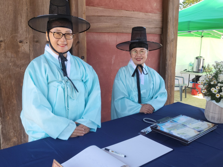 갓 쓴 현대판 선비들이 환한 미소로 손님들을 맞고 있다.