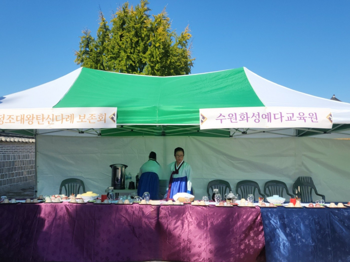 시민들이 음복차를 함께 나눌 수 있도록 미리 준비해 두었다.