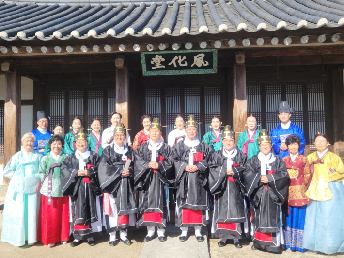 탄신다례 전 참례자들이 다 함께 기념 사진을 찍었다.