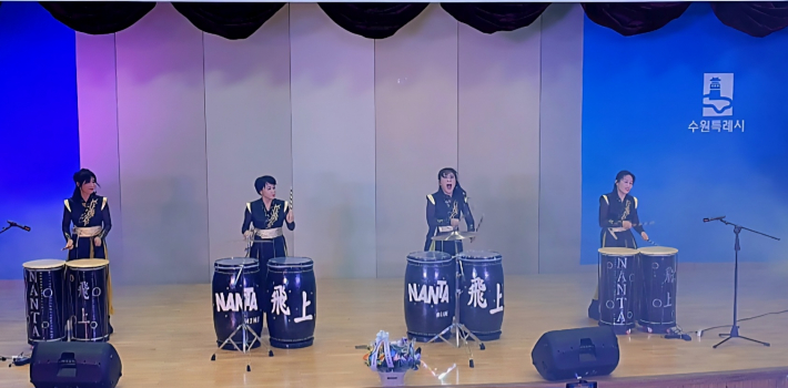 역동적인 안무와 강렬한 리듬의 퓨전난타 비상