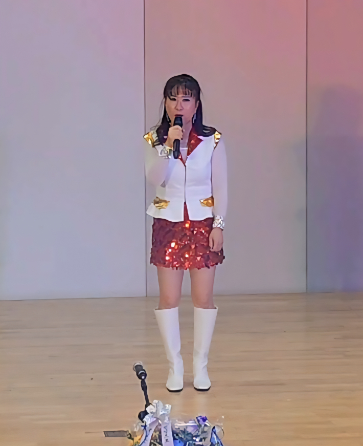 예술로 세상을 두드리는 비상예술단 , 박은희 대표가 인사말을 하고 있다. 