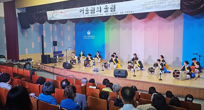 흥겨운 삼도설장구가락을 즐기고 있는 관객들.