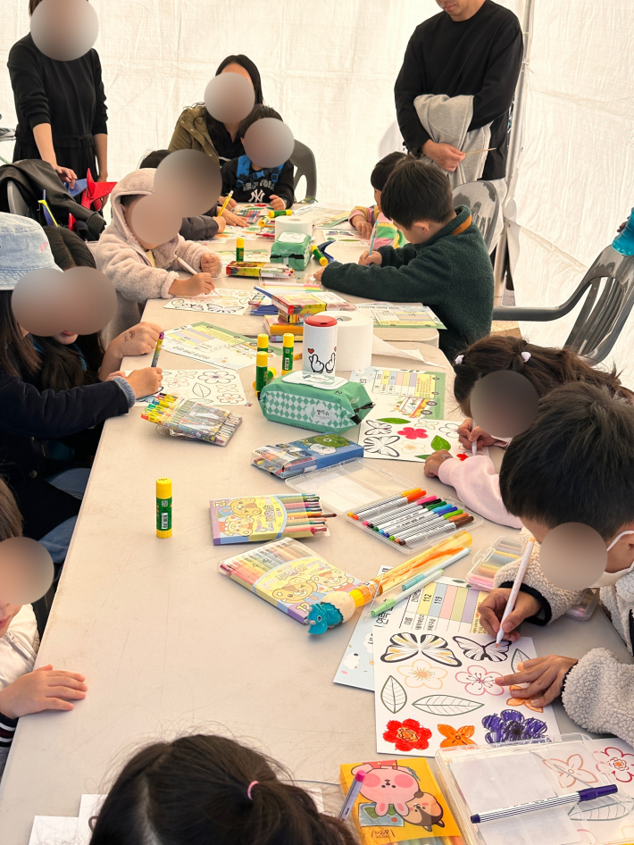 수원시 아동참여위원회 부스에서는 비상시 아이들을 위한 안전 연락 번호판을 만드는 체험을 진행했다.