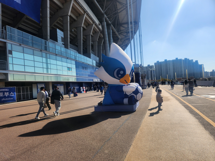 1B 게이트 인근에 설치된 '아길레온 포토존'