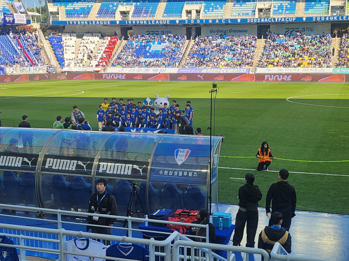 매치볼 딜리버리 후, 기념사진을 촬영하는 선수들과 에스코트 키드, 아길레온과 첫눈이