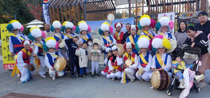 관람시민과 단체기념 사진